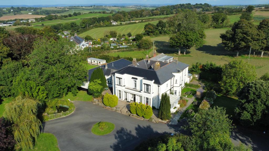 Lot: 11 - FORMER TWENTY-SIX BEDROOM CARE HOME - Aerial view of the property, gardens and driveway